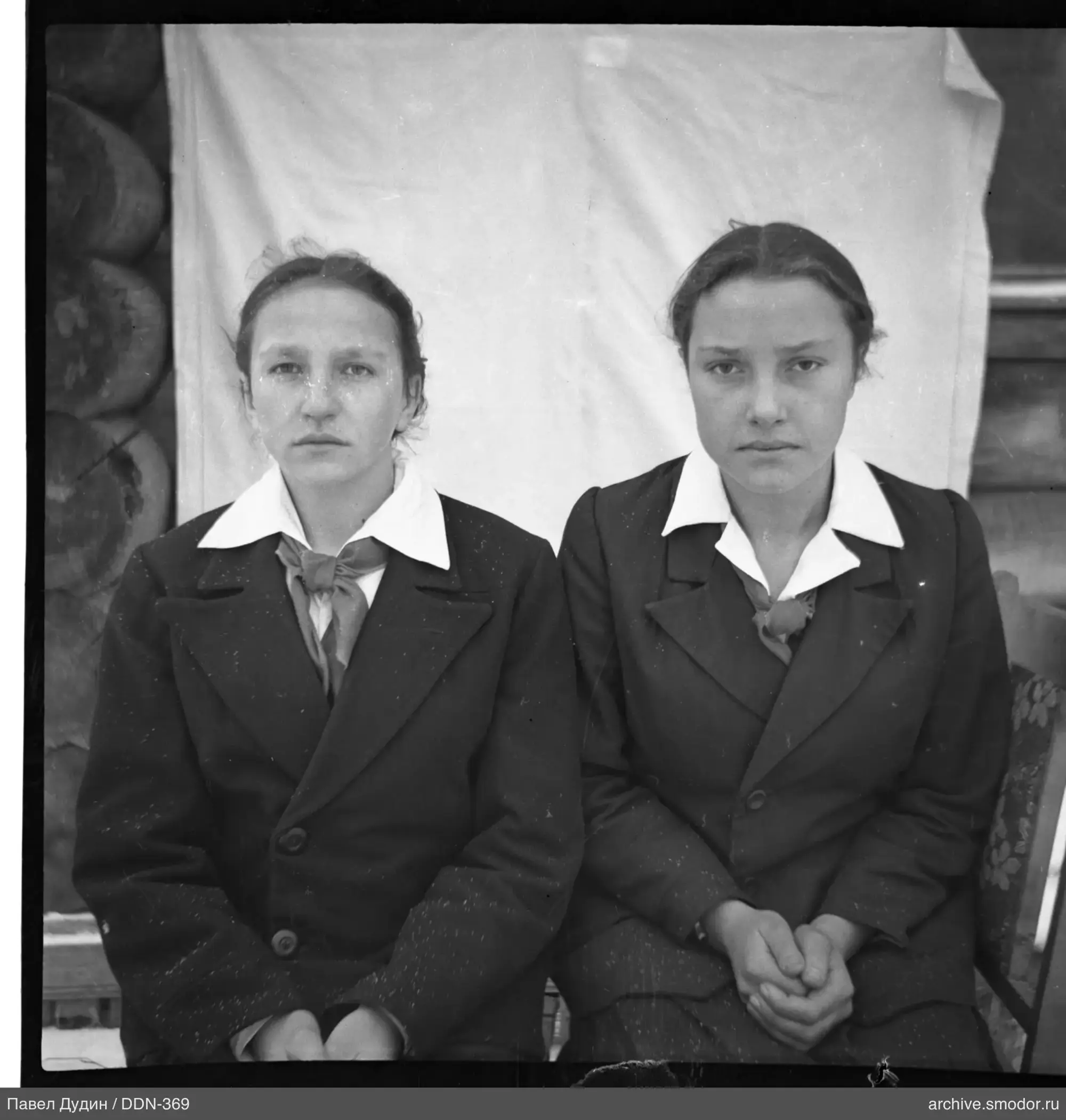 Две женщины на фотопортрете