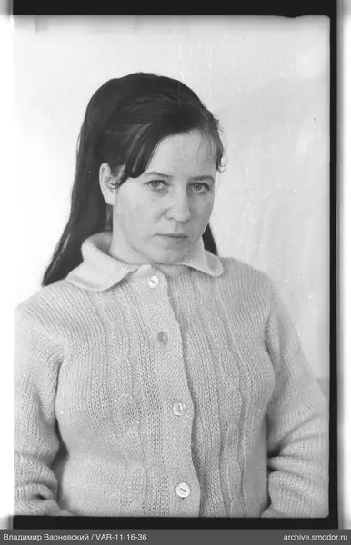 Porträt einer Frau in einer gestrickten Strickjacke