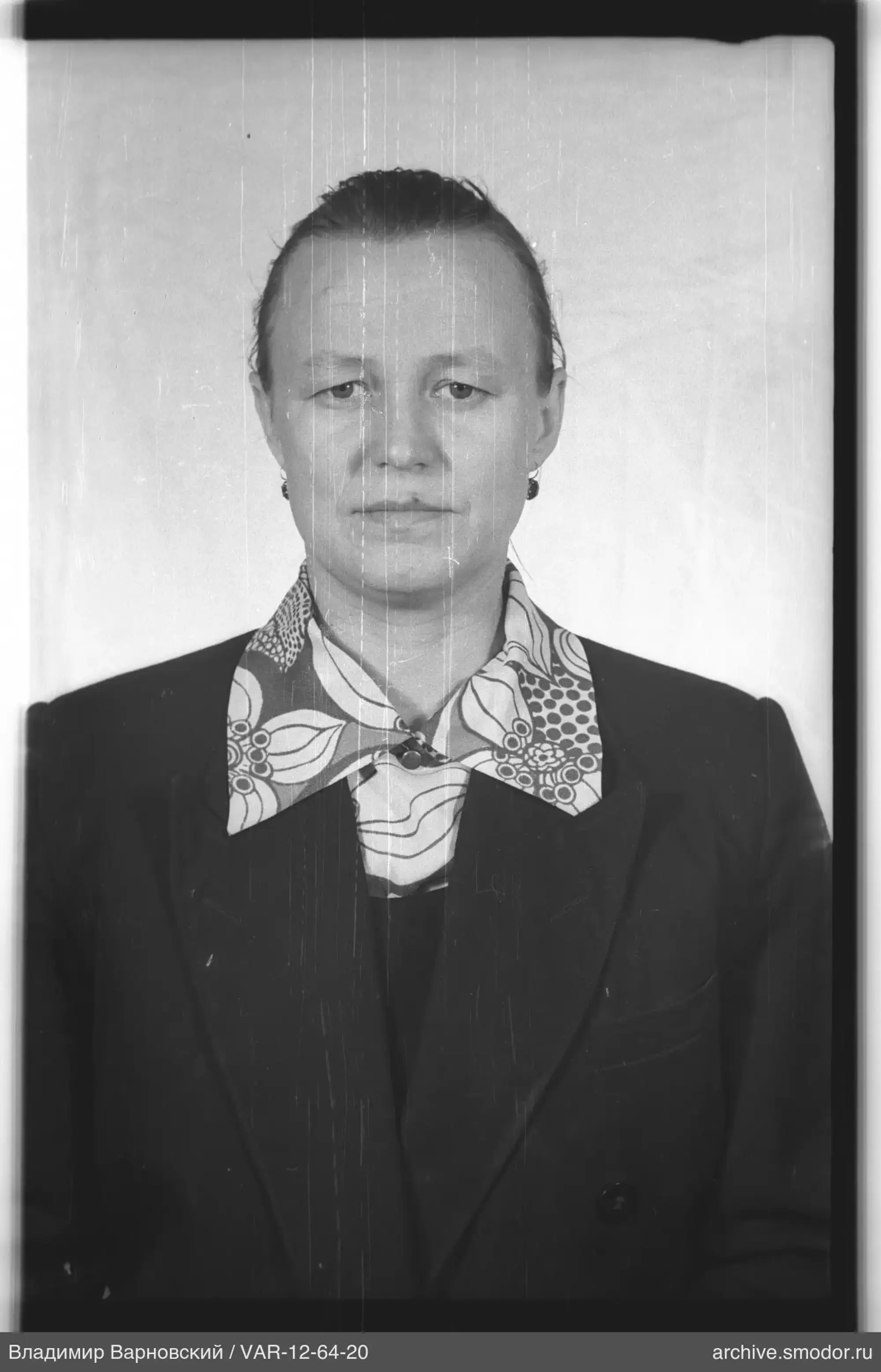 Портрет женщины в тёмном пиджаке