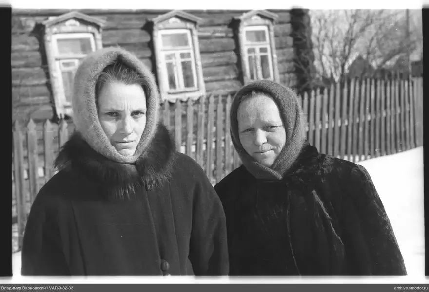 Портрет двух женщин в тёмных пальто и платках