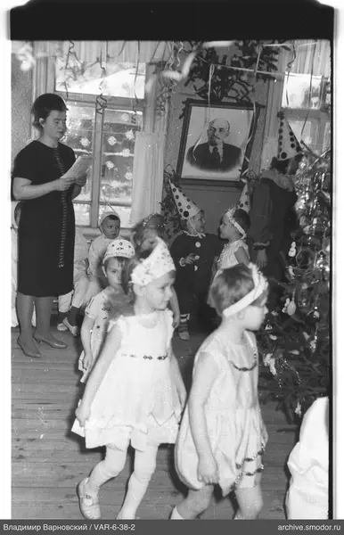 Frau und Kinder im Raum mit Weihnachtsbaum