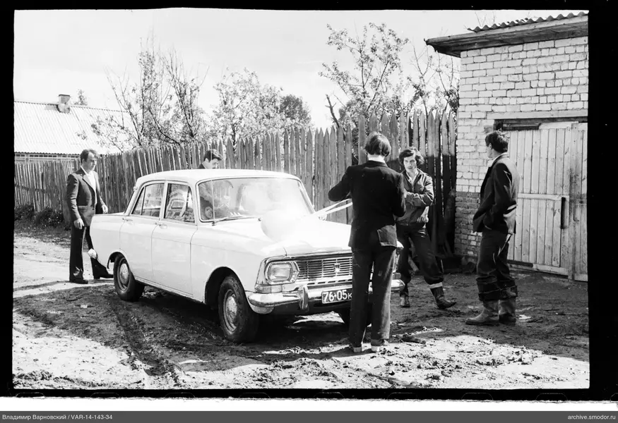 Мужчины с воздушным шаром у автомобиля