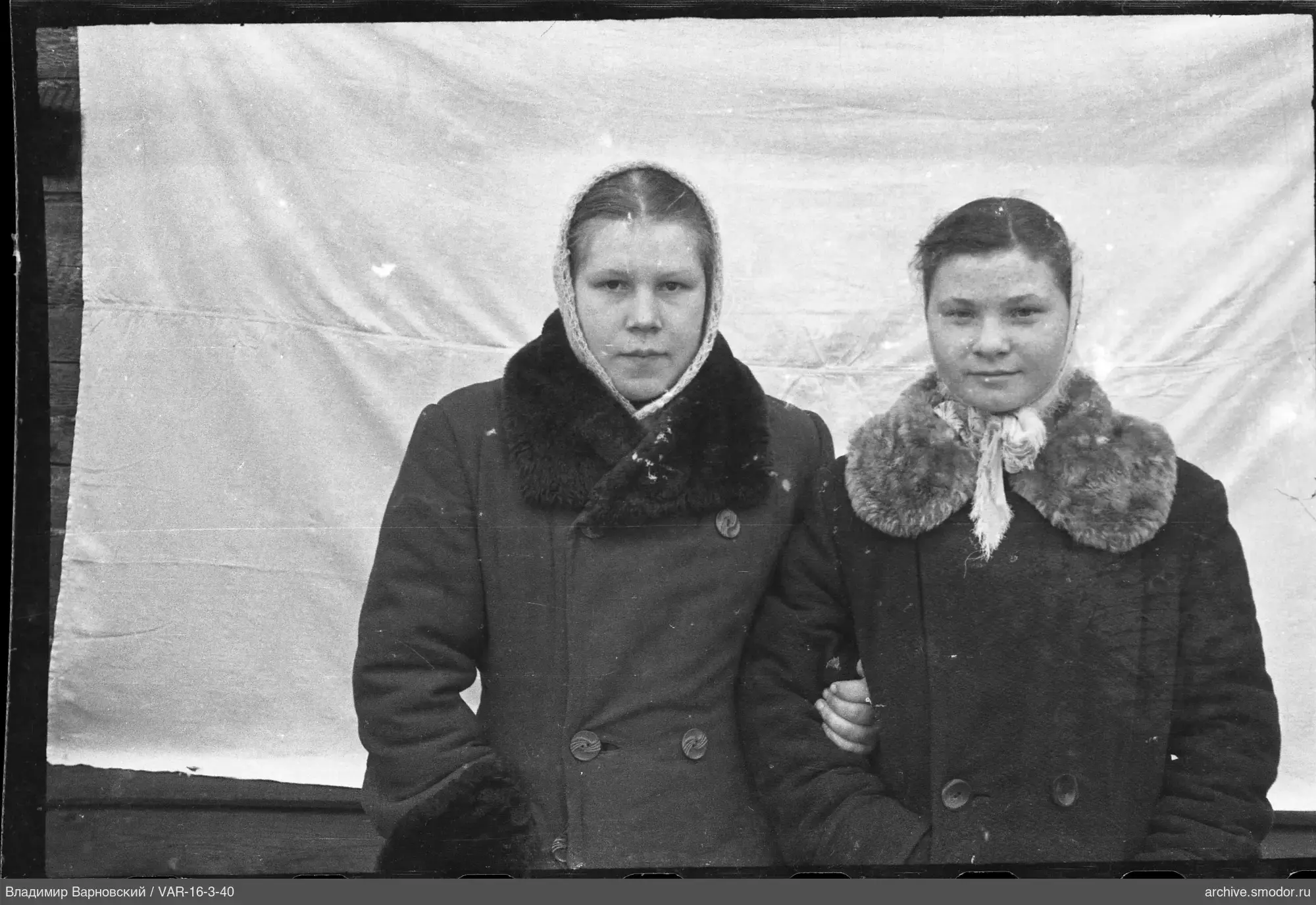 Две женщины в тёмных пальто с меховыми воротниками