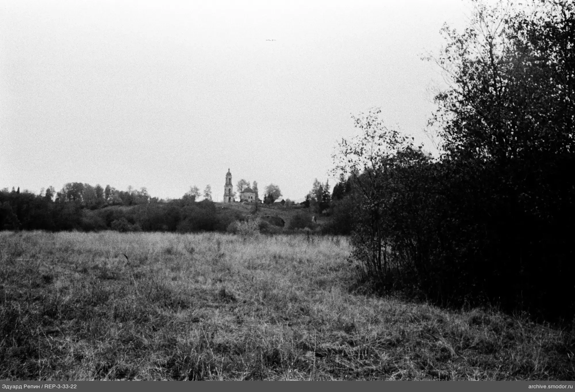 Обзорная фотография с церковью и природой