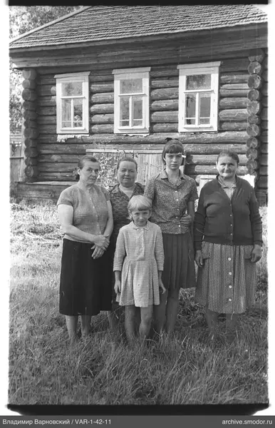 Gruppenporträt von Frauen und Mädchen