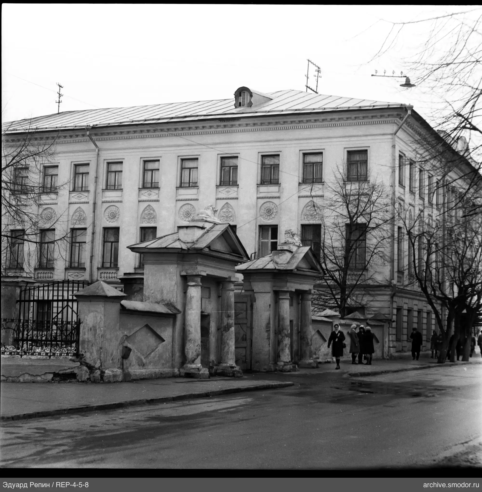 Dreistöckiges Gebäude mit Dekorationen und Löwenskulpturen