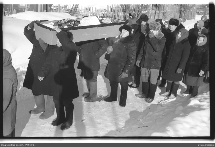 Мужчины несут гроб на похоронах