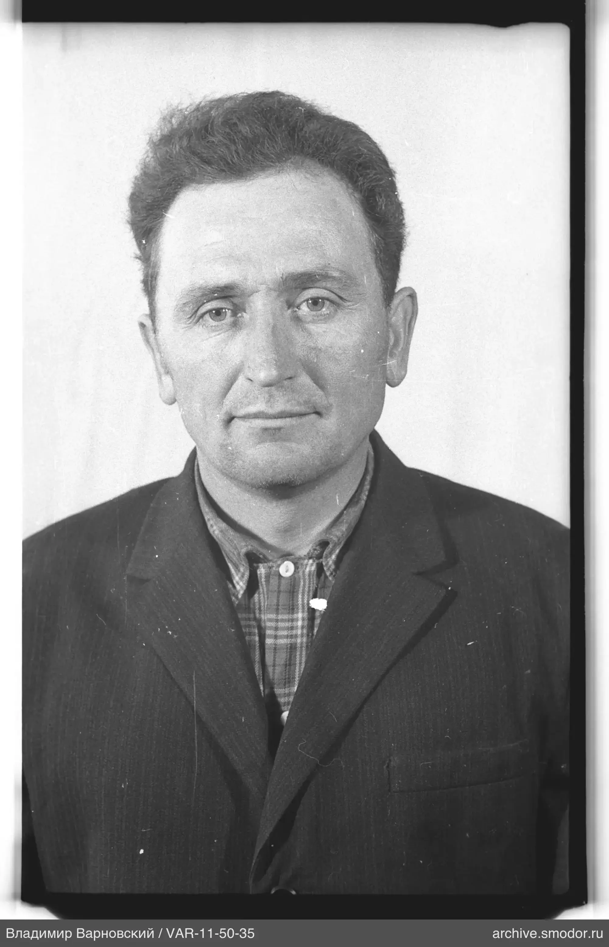 Портрет мужчины в пиджаке и рубашке