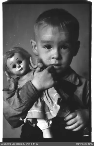 Porträt eines Jungen mit Puppe