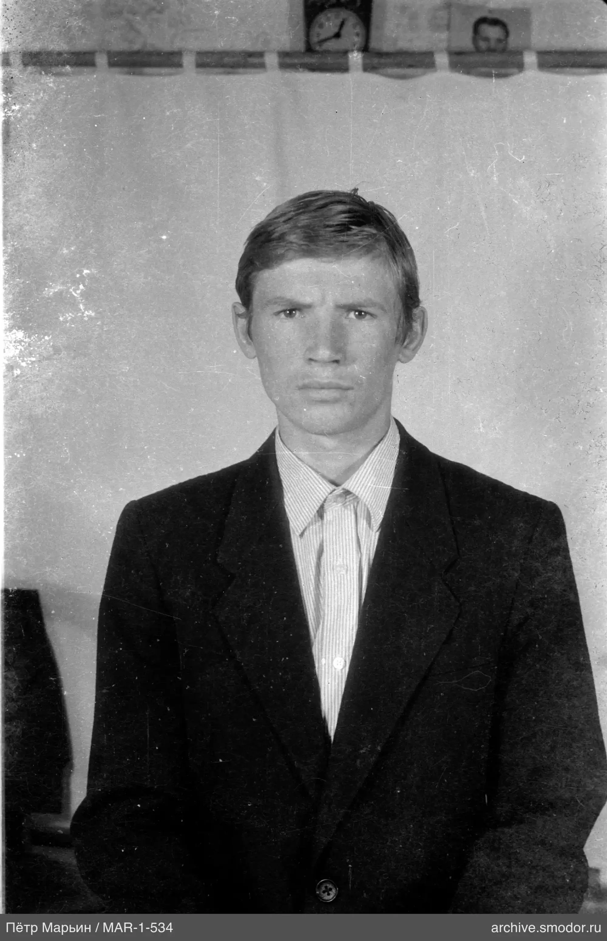 Портрет мужчины в пиджаке и рубашке
