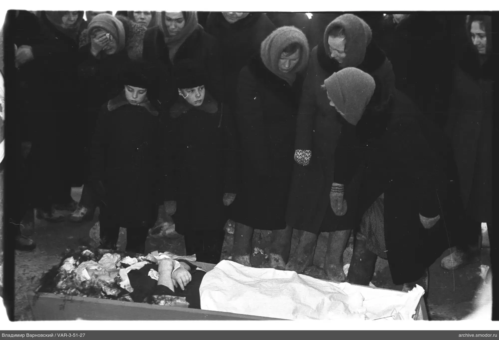 Группа женщин и детей у деревянного гроба
