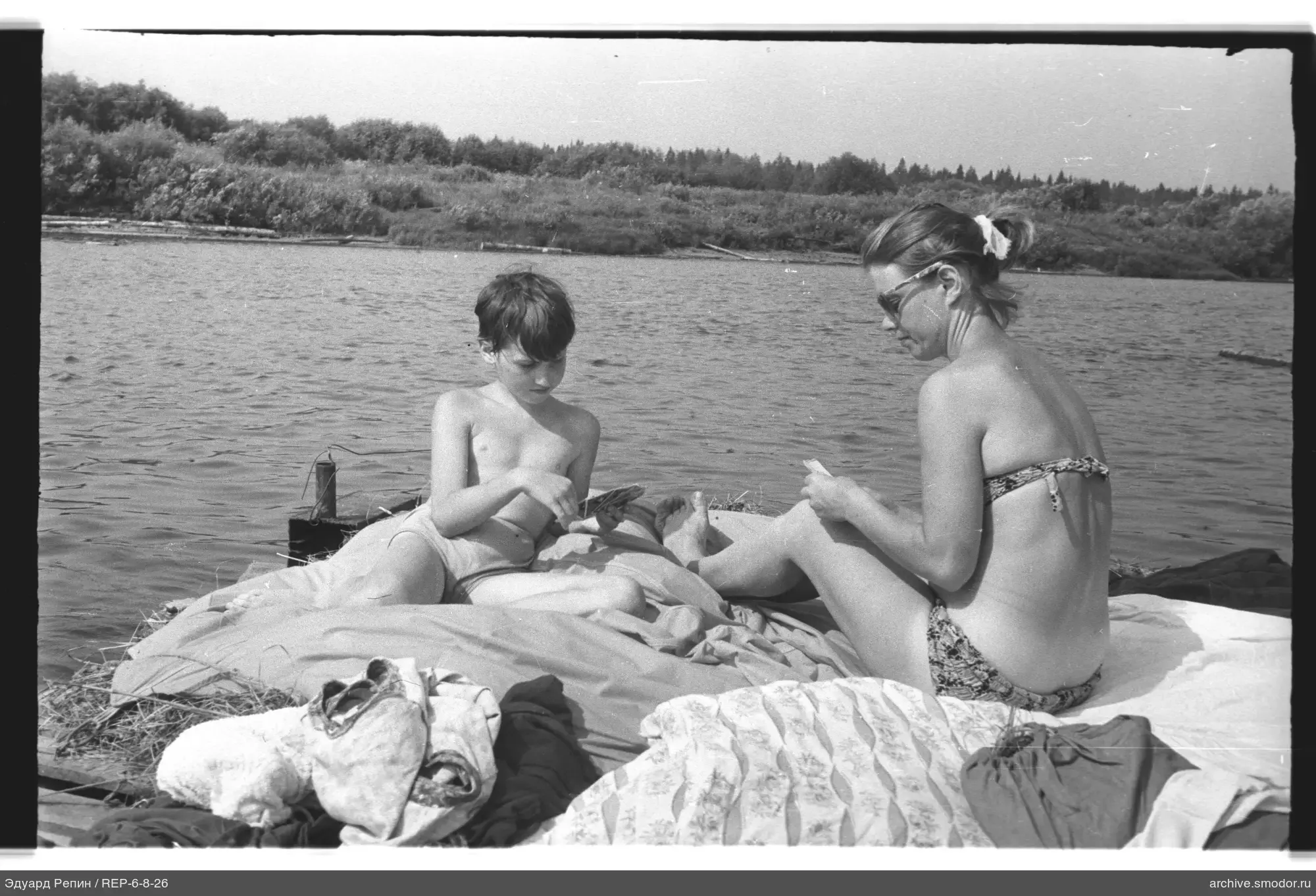 Мальчик и женщина у воды