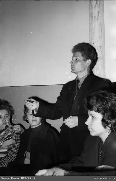 Junger Mann mit Stift und Frauen bei Veranstaltung