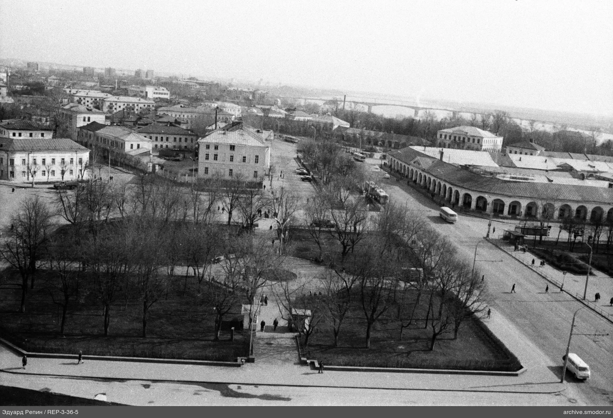Городской парк с проходом и улицей