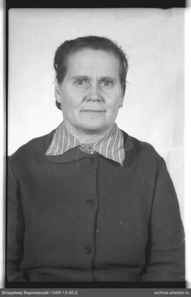 Porträt einer Frau in dunklem Cardigan