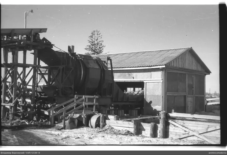Industrielle Anlage mit Holzrahmen