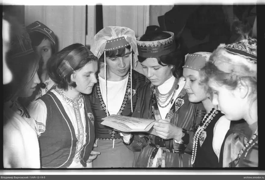 Gruppenporträt von Frauen in Nationalkostümen