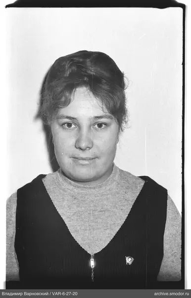 Porträt einer Frau in Pullover und Weste
