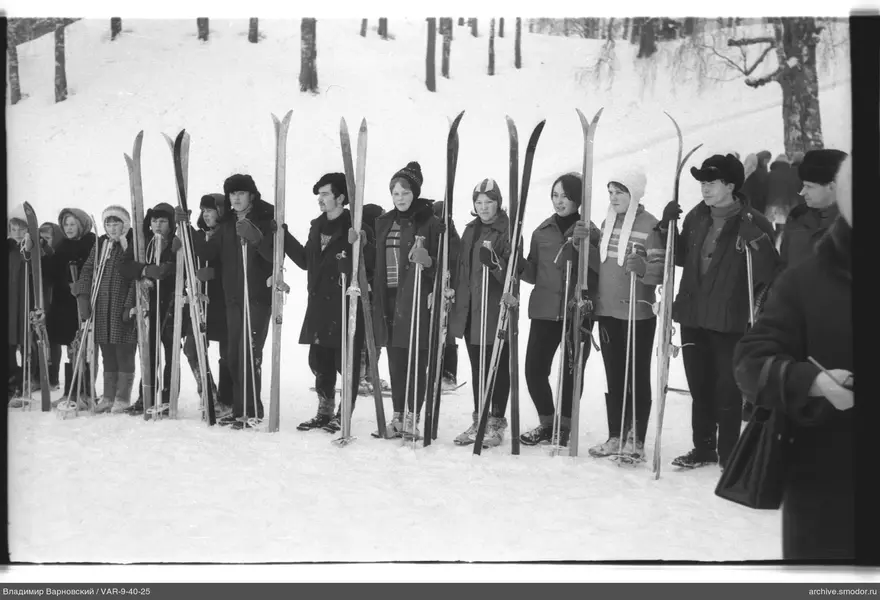 Gruppe junger Skifahrer im Schnee
