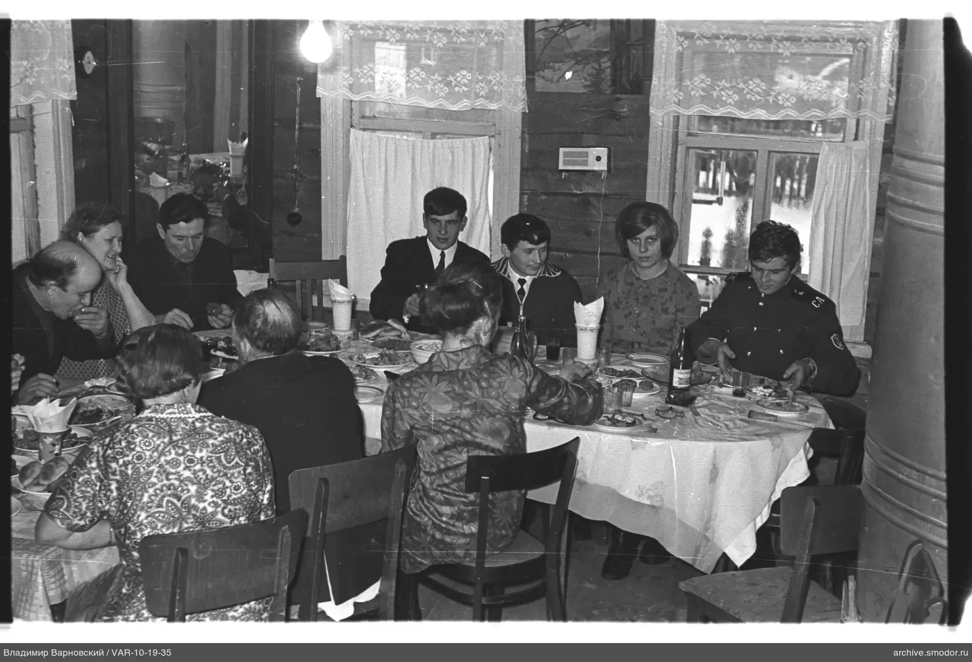 Gruppe am Tisch mit einem Militärmann