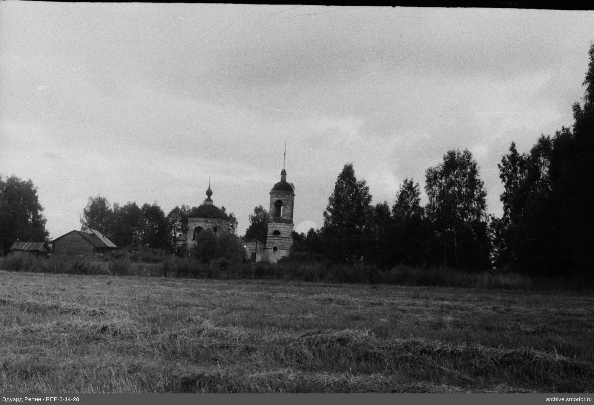 Steinernes Gebäude mit Kuppel und Glockenturm