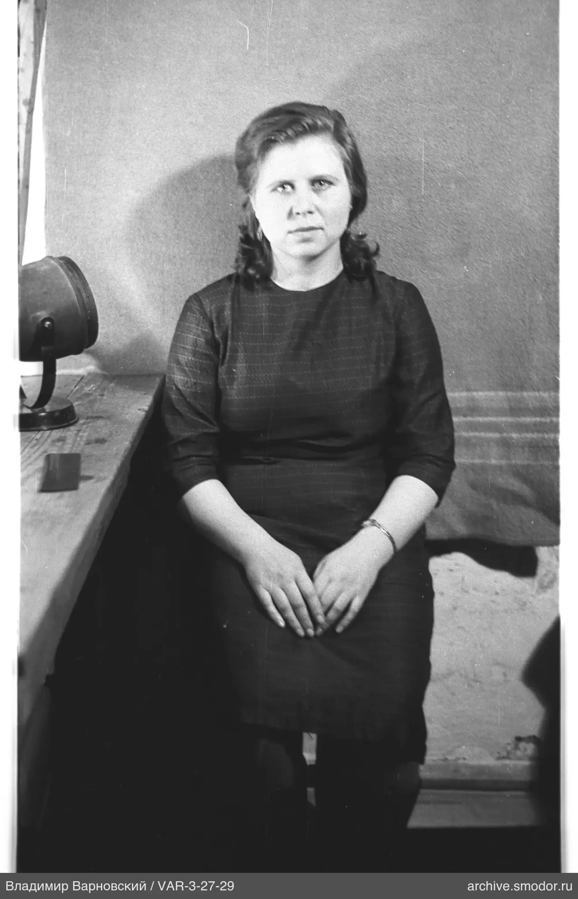 Портрет женщины на стуле