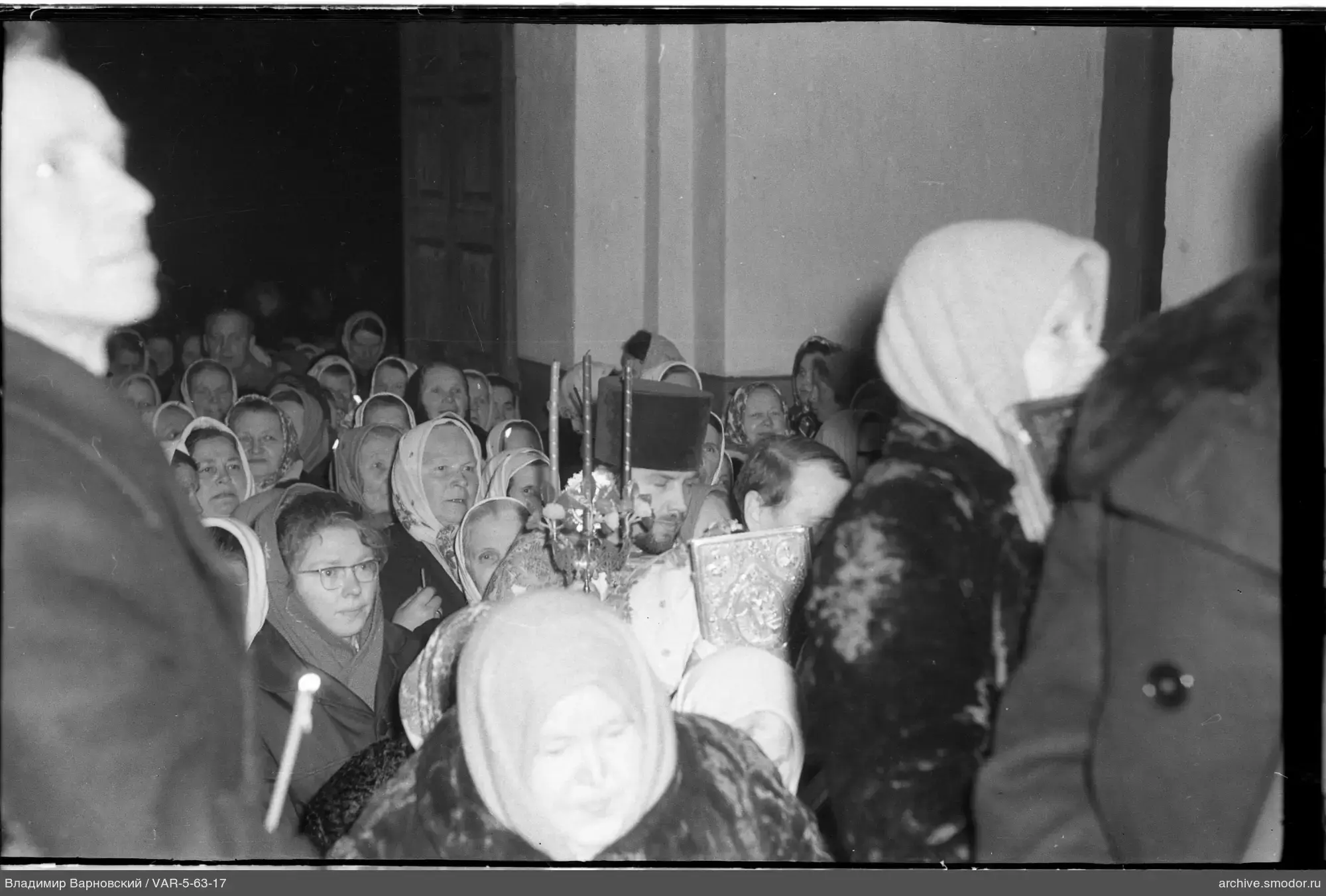 Religiöses Ereignis mit Priester und Frauen