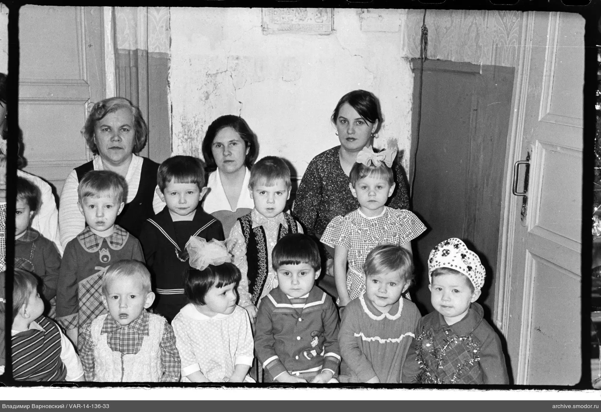 Gruppenporträt von Frauen und Kindern