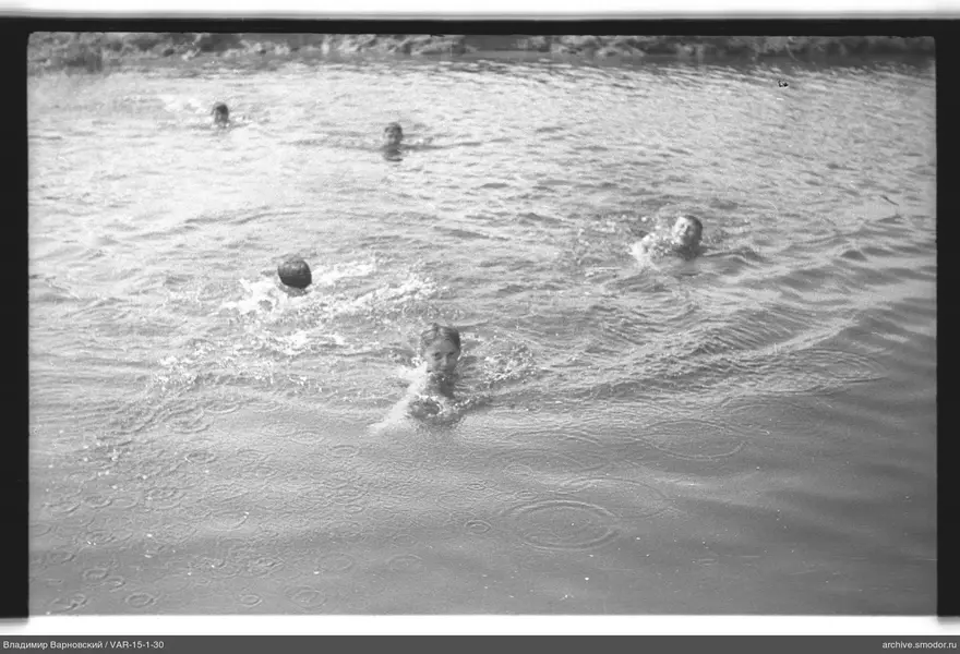 Fünf Jungen im Wasser