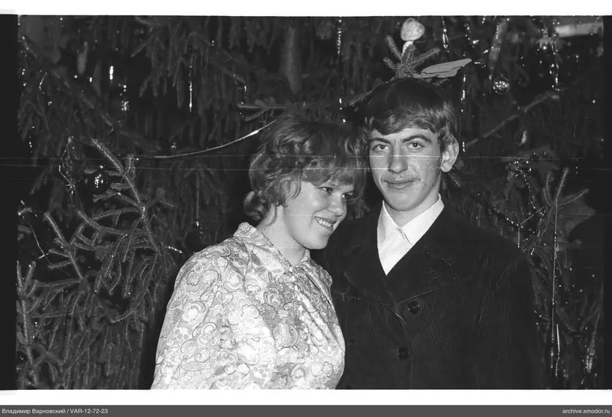 Портрет мужчины и женщины у украшенной ёлки