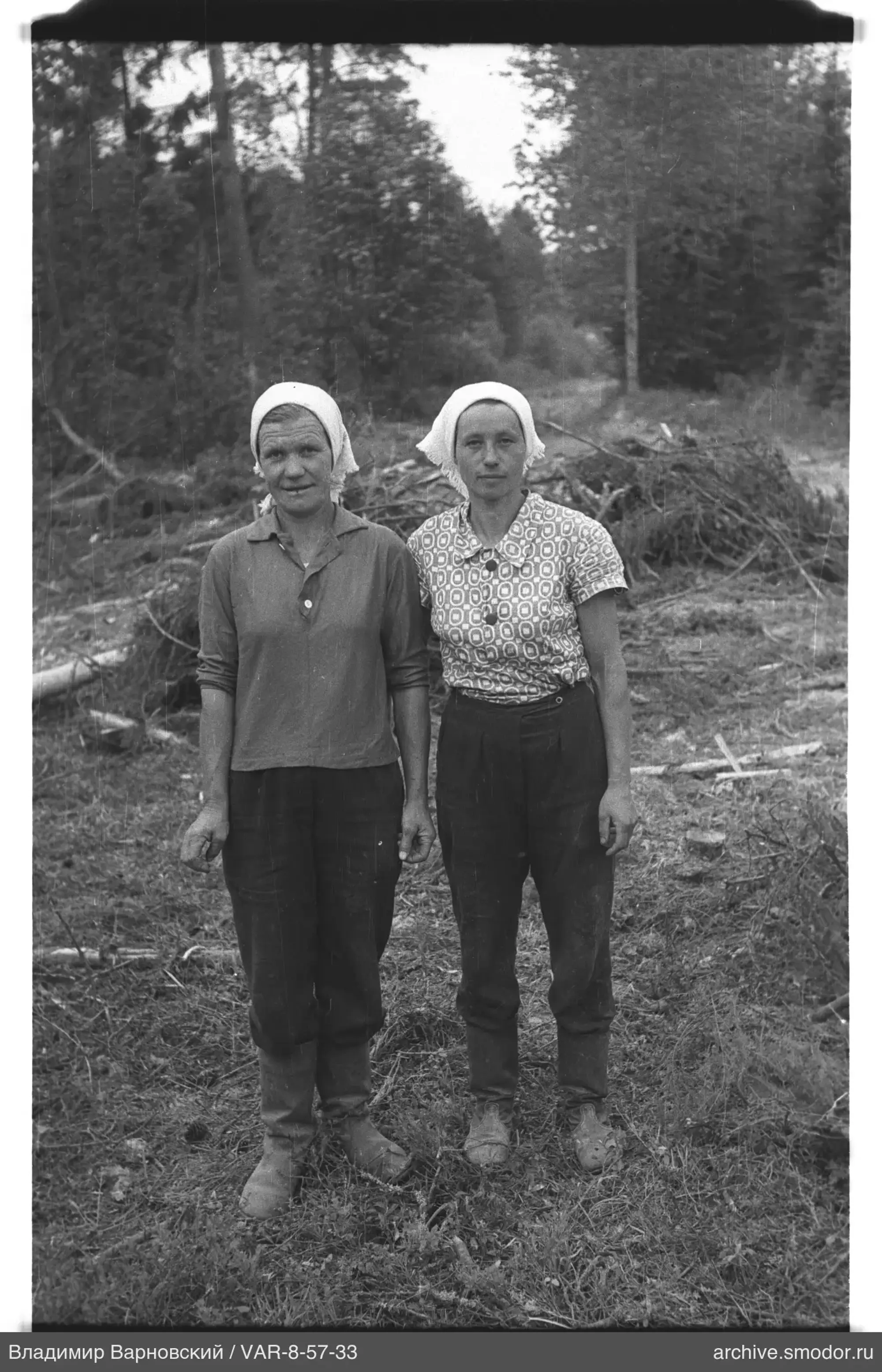 Zwei Frauen auf einer Waldlichtung