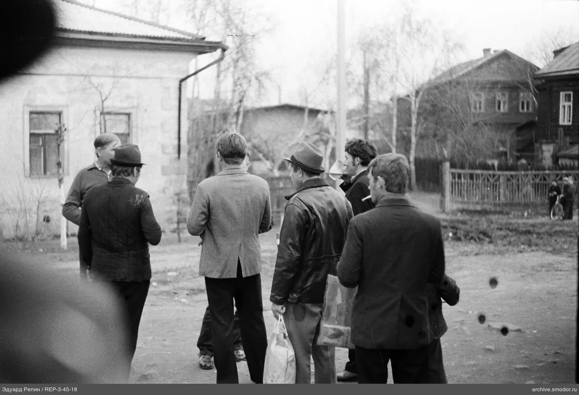 Gruppe von Männern auf der Straße