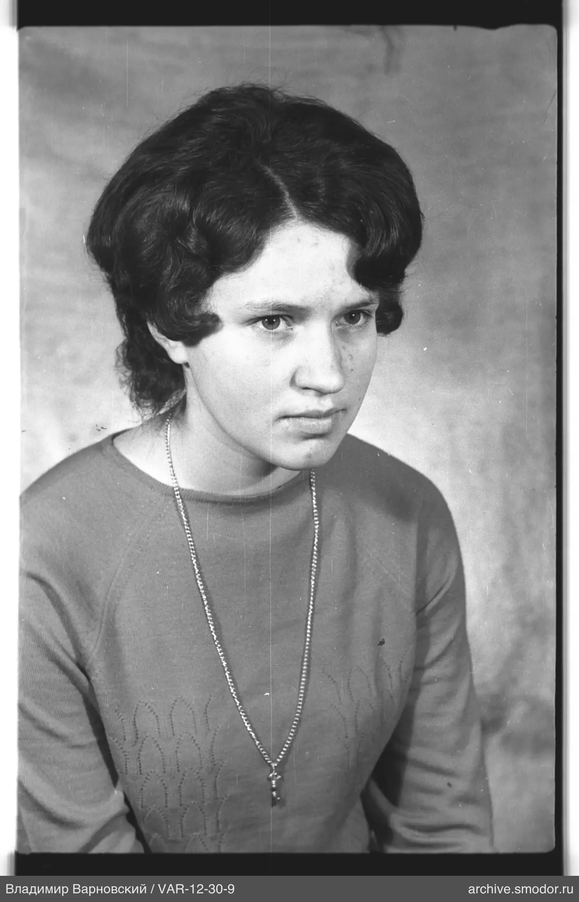 Porträt einer Frau in hellem Pullover