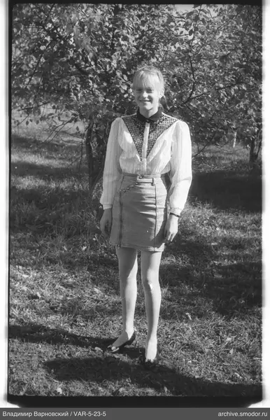 Frau auf Gras vor einem Baum