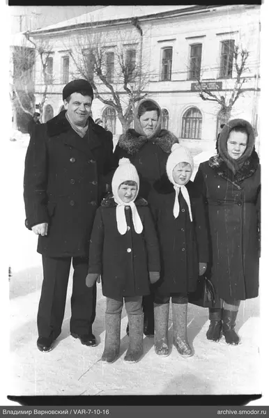 Gruppenporträt vor einem Gebäude im Schnee