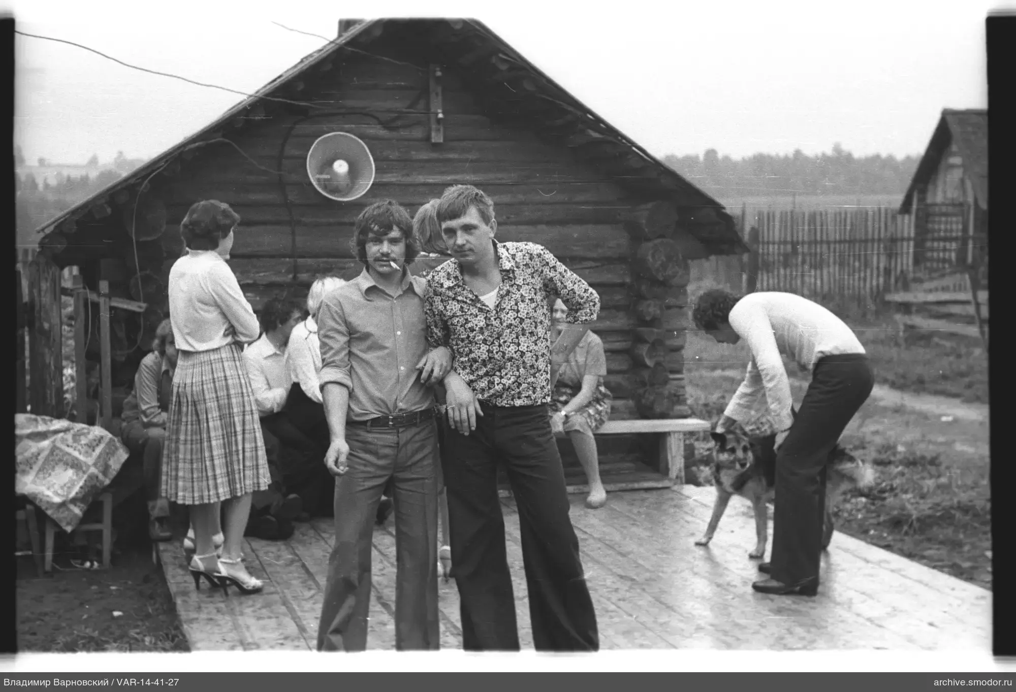 Gruppe auf einer Veranda bei einem Blockhaus
