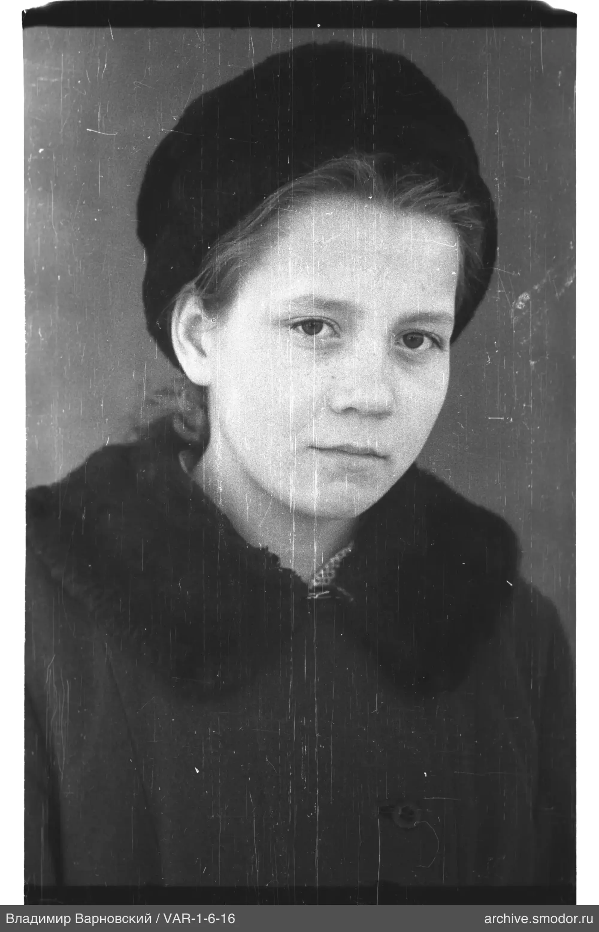 Портрет женщины в тёмной шапке и пальто
