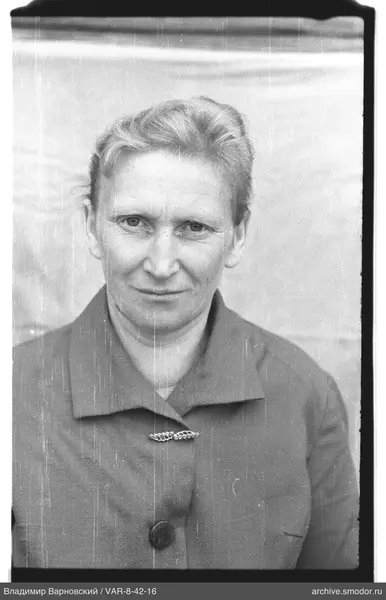 Porträt einer Frau mit kurzen hellen Haaren
