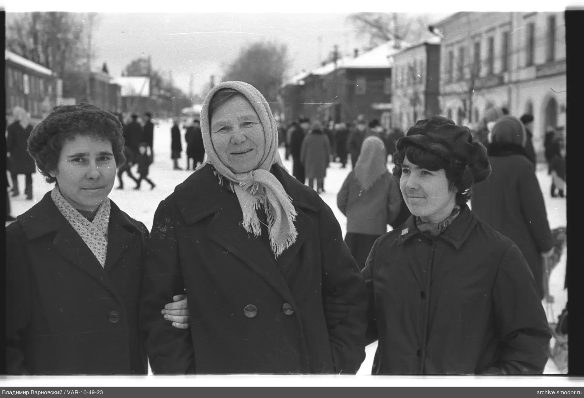 Gruppenporträt von Frauen im Schnee