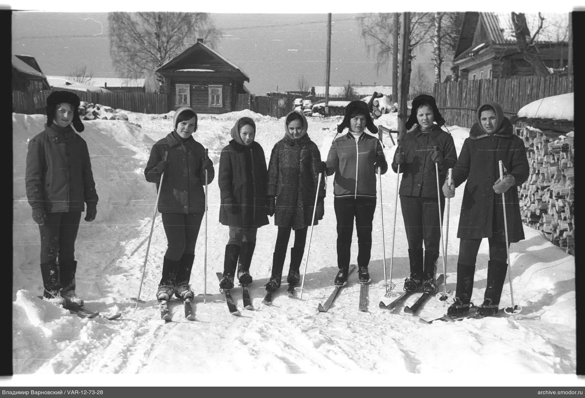 Gruppe von Mädchen auf Skiern