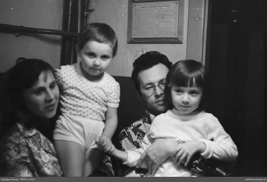 Gruppenporträt mit Frau, Mann und Kindern