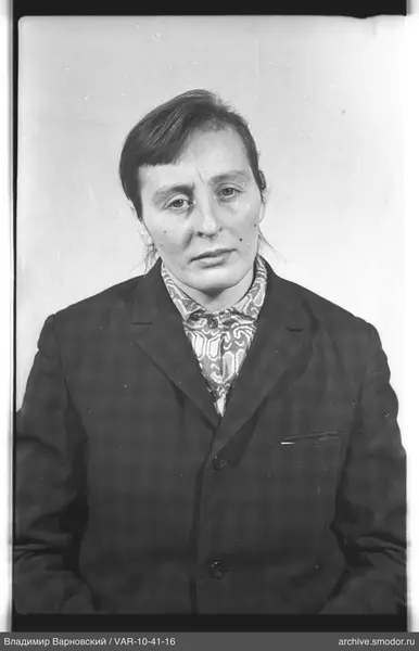 Портрет женщины в тёмном пиджаке
