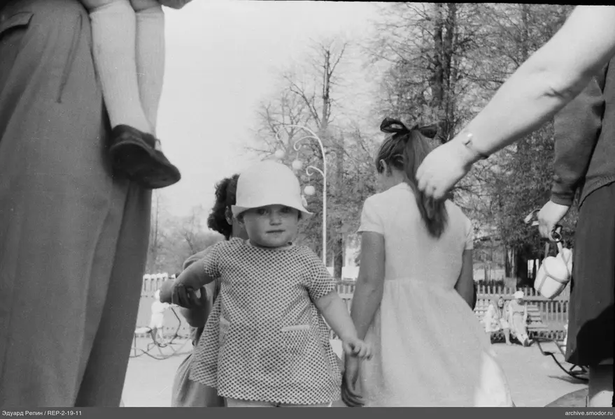 Kinder und Erwachsener bei Veranstaltung