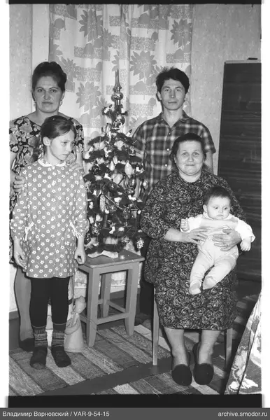 Gruppenporträt mit Weihnachtsbaum und Familie