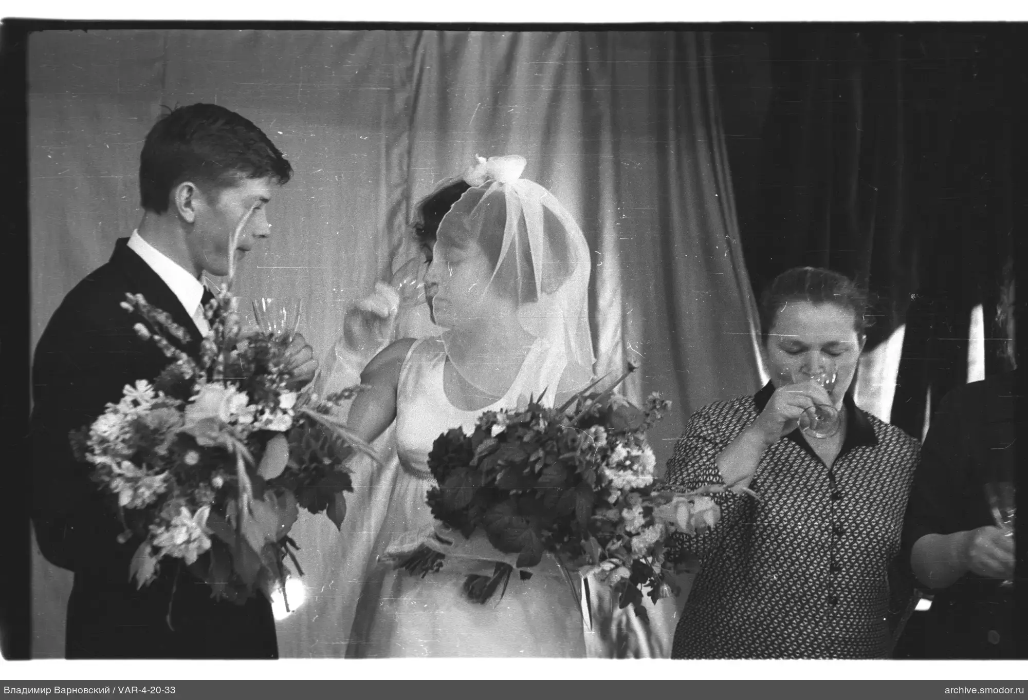 Mann und Frauen mit Blumen und Gläsern