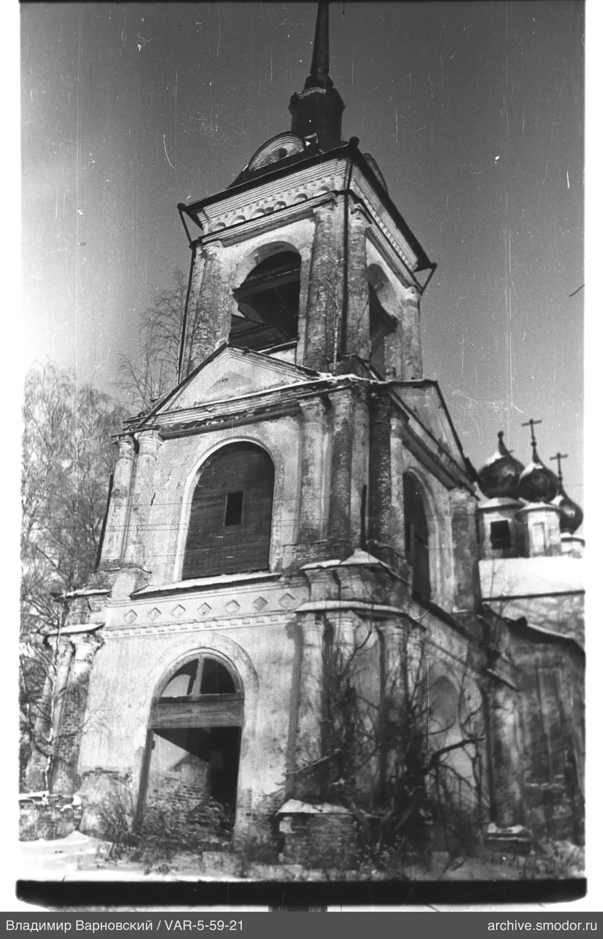 Alter steinerner Glockenturm mit Kirchtürmen