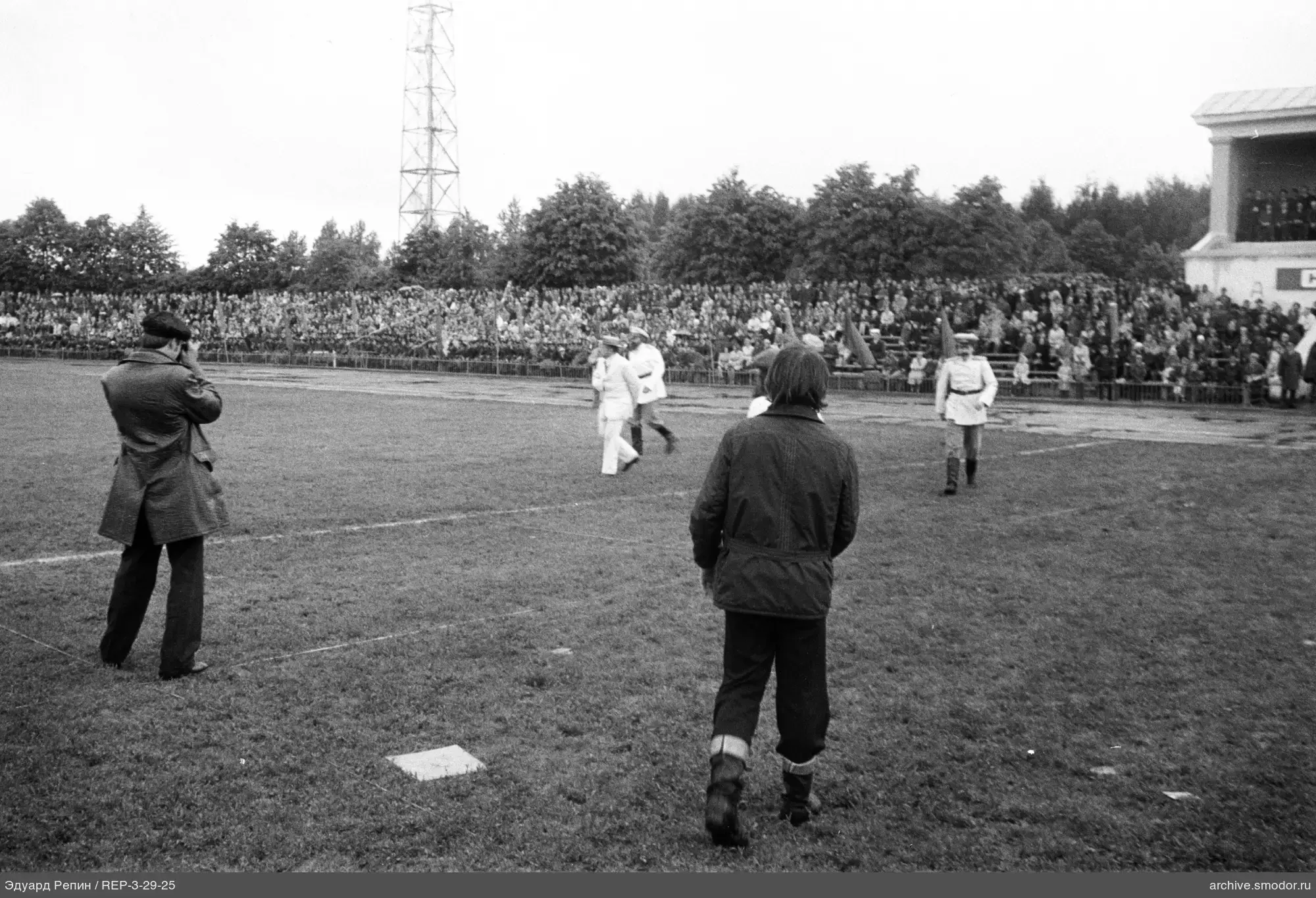 Menschen auf dem Feld und Tribüne