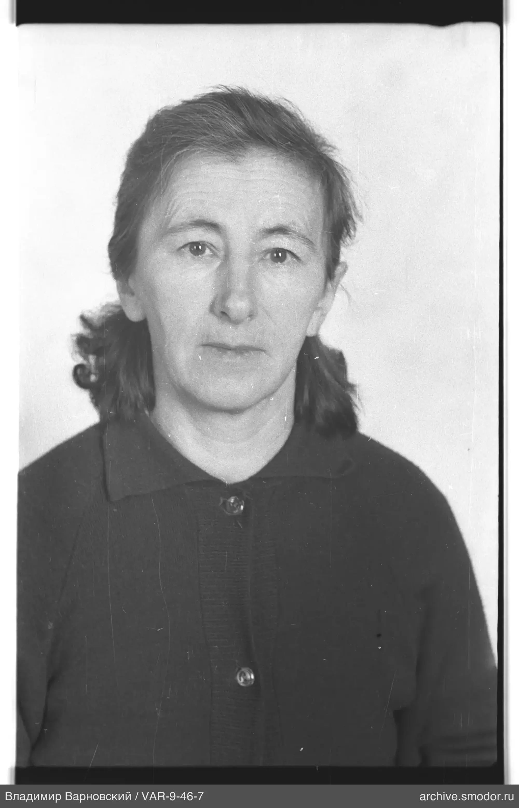 Porträt einer Frau mit kurzen hellen Haaren