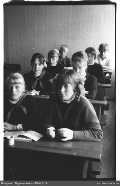 Gruppenporträt von Jugendlichen im Klassenzimmer
