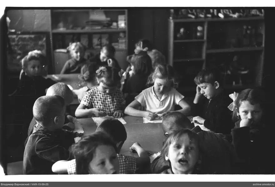 Kinder am Tisch